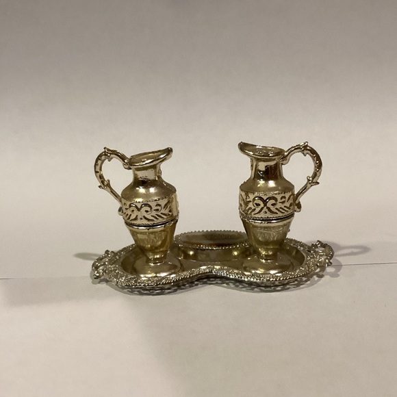 Vintage Virginia Salt & Pepper Shakers Metal Mini Jugs & Tray Made in Japan - Picture 4 of 10